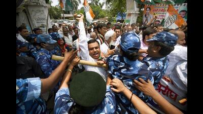 Police detain Congress workers during their protest march against ‘Agnipath scheme’ in Patna on Sunday. (Santosh Kumar/HT Photo) Police detain Congress workers during their protest march against ‘Agnipath scheme’ in Patna on Sunday. (Santosh Kumar/HT Photo)