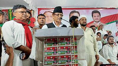Azam Khan addressing a gathering and campaigning for SP candidate Asim Raza in Rampur. (HT PHOTO)