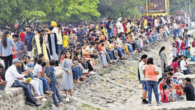 Despite the rising Covid cases, residents continue to disregard social distancing and face masks, as seen at Sukhna Lake in Chandigarh on Sunday. (Keshav Singh/HT)
