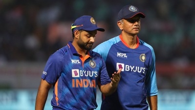 Rishabh Pant (L) with Rahul Dravid (AP) Rishabh Pant (L) with Rahul Dravid (AP)
