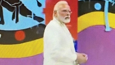 Prime Minister Narendra Modi picked up litter at the newly launched ITPO tunnel built under Pragati Maidan Integrated Transit Corridor in New Delhi. (Twitter/ANI) Prime Minister Narendra Modi picked up litter at the newly launched ITPO tunnel built under Pragati Maidan Integrated Transit Corridor in New Delhi. (Twitter/ANI)