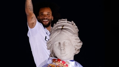 Real Madrid's Marcelo poses by the fountain of Cybele (REUTERS)