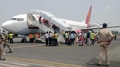 Passengers deboarding from SpiceJet flight (SG 725) at Patna airport after it caught fire mid-air. (HT PHOTO.) Passengers deboarding from SpiceJet flight (SG 725) at Patna airport after it caught fire mid-air. (HT PHOTO.)