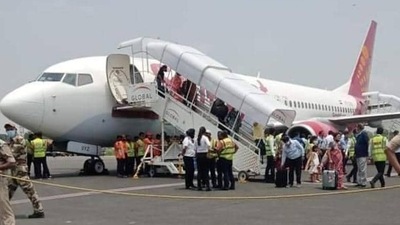 Passengers deboarding from SpiceJet flight (SG 725) at Patna airport after it caught fire mid-air. (HT PHOTO.) Passengers deboarding from SpiceJet flight (SG 725) at Patna airport after it caught fire mid-air. (HT PHOTO.)
