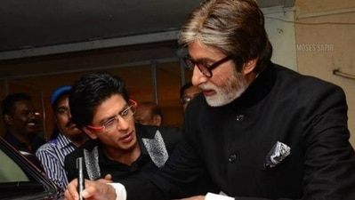 Amitabh Bachchan signing Don poster with Shah Rukh Khan. (Instagram)