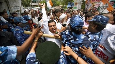 Police personnel detain Congress workers during their protest march against ‘Agnipath Scheme’ at Sadaquat Ashram in Patna, Bihar, India on Sunday (Santosh Kumat/HT) Police personnel detain Congress workers during their protest march against ‘Agnipath Scheme’ at Sadaquat Ashram in Patna, Bihar, India on Sunday (Santosh Kumat/HT)