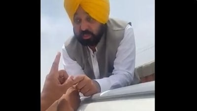 Bhagwant Mann speaking to an Agnipath protester on Sunday amid his bypoll roadshow.&nbsp;