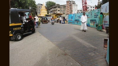 In a first for the Pune metro, Maha-Metro has placed an iron decking on the patch of road near Mandai underground metro station so as to continue excavation work. (Ravindra Joshi/HT PHOTO) In a first for the Pune metro, Maha-Metro has placed an iron decking on the patch of road near Mandai underground metro station so as to continue excavation work. (Ravindra Joshi/HT PHOTO)