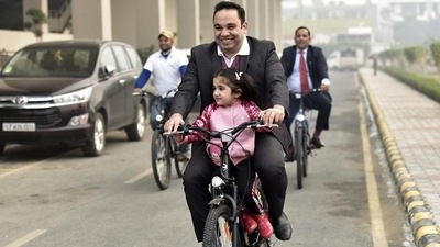 People ride e-cycles, in Delhi NCR. (Virendra Singh Gosain / HT Photo) People ride e-cycles, in Delhi NCR. (Virendra Singh Gosain / HT Photo)