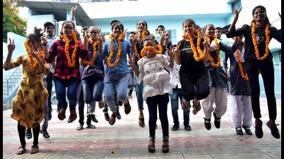 Students celebrating their UP Board Exam-2022 results in Prayagraj on Saturday. (HT File Photo)) Students celebrating their UP Board Exam-2022 results in Prayagraj on Saturday. (HT File Photo))
