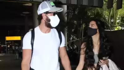 Hrithik Roshan and Saba Azad spotted outside Mumbai airport. (Varinder Chawla) Hrithik Roshan and Saba Azad spotted outside Mumbai airport. (Varinder Chawla)