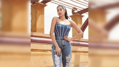 Janhvi Kapoor elevated her look with a pair of white stilettoes and small gold hoop earrings. (Instagram/@janhvikapoor) Janhvi Kapoor elevated her look with a pair of white stilettoes and small gold hoop earrings. (Instagram/@janhvikapoor)