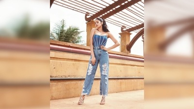 Brushing all her hair back to a neat high ponytail, Janhvi Kapoor flaunted her prominent collarbone and toned arms. (Instagram/@janhvikapoor) Brushing all her hair back to a neat high ponytail, Janhvi Kapoor flaunted her prominent collarbone and toned arms. (Instagram/@janhvikapoor)