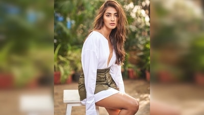 Pooja Hegde flaunted her toned legs as she struck some jaw-dropping poses outdoors with open hair. (Instagram/@hegdepooja) Pooja Hegde flaunted her toned legs as she struck some jaw-dropping poses outdoors with open hair. (Instagram/@hegdepooja)