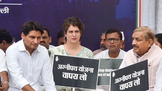 New Delhi: AICC General Secretary Priyanka Gandhi along with party leaders N. Uttam Kumar Reddy, Deepender Hooda and others sits on 'Satyagraha' against the Central government's 'Agnipath' scheme, at Jantar Mantar in New Delhi, Sunday, June 19, 2022. (PTI Photo/Manvender Vashist)