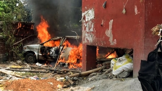 A vehicle set on fire by protestors during the Bihar Bandh that is called to protest against the Agnipath Recruitment Scheme for the Armed Forces, in Patna on Saturday.&nbsp;(ANI)