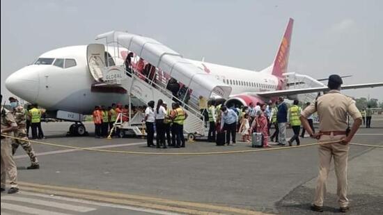 Passengers deboarding from SpiceJet flight (SG 725) at Patna airport after it caught fire mid-air. (HT PHOTO.)