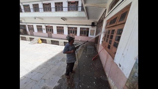 In a bid to check and corroborate the junior colleges’ admission process, capacity and infrastructure, the state education department has started an inspection drive in the Pune division. (HT FILE PHOTO)
