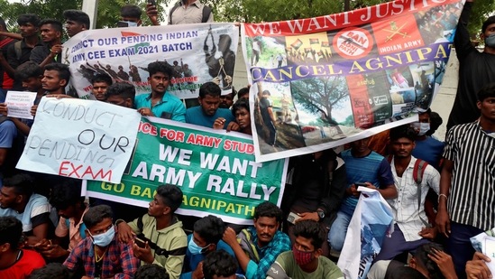 Army aspirants hold placards and banners during a demonstration against the Agnipath Recruitment Scheme for the Armed Forces, in Chennai.(ANI)