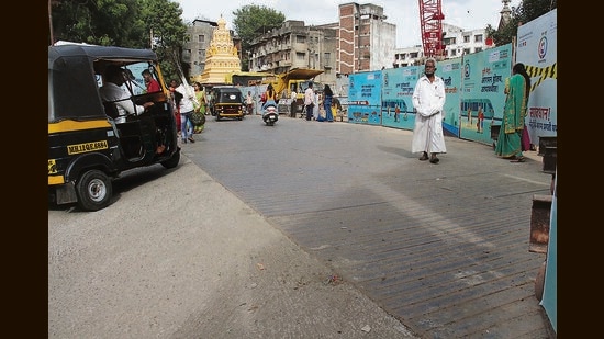 In a first for the Pune metro, Maha-Metro has placed an iron decking on the patch of road near Mandai underground metro station so as to continue excavation work. (Ravindra Joshi/HT PHOTO)