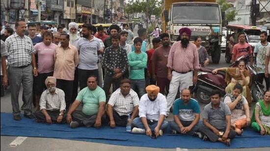 Shivaji nagar residents protesting over slow pace of covering Ganda Nullah in Ludhiana. (Harvinder Singh/HT)