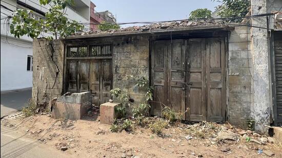 A view of an unsafe building in Shahi Mollaha in Ludhiana. (HT PHOTO)