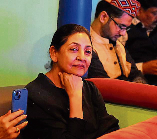 Remember the Chamko girl in Chashme Baddoor, who had charmed her way into the hearts of the people? She was none other than Deepti Naval! (HT Photo) Remember the Chamko girl in Chashme Baddoor, who had charmed her way into the hearts of the people? She was none other than Deepti Naval! (HT Photo)