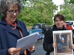 Katharina Feil speaks in Berlin at a Stolperstein ceremony commemorating her great-great-aunts Sophie and Betty(Clare Roth/DW)