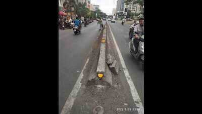 Residents raised ₹5,000 through crowdfunding and installed the reflectors as it was causing inconvenience for the people who commute at night. (HT PHOTO) Residents raised ₹5,000 through crowdfunding and installed the reflectors as it was causing inconvenience for the people who commute at night. (HT PHOTO)