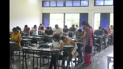 Pharmacy students of AISSMS, affiliated with SPPU, appear for offline exams on Monday. (Shankar Narayan/HT PHOTO) Pharmacy students of AISSMS, affiliated with SPPU, appear for offline exams on Monday. (Shankar Narayan/HT PHOTO)