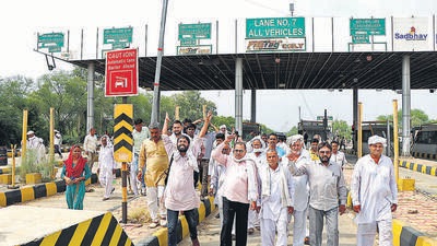 Army aspirants and farmers protesting at the Makroli Toll Plaza in Rohtak on Monday. (Manoj Dhaka/Hindustan Times)