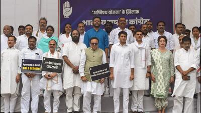 Congress leaders during the ‘Satyagraha’ against the central government's 'Agnipath' scheme in New Delhi on Sunday. (PTI Photo) Congress leaders during the ‘Satyagraha’ against the central government's 'Agnipath' scheme in New Delhi on Sunday. (PTI Photo)
