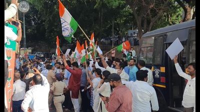 Members of Pune Youth Congress held a protest against Agnipath scheme at BJP office in Pune, on Saturday. (HT PHOTO) Members of Pune Youth Congress held a protest against Agnipath scheme at BJP office in Pune, on Saturday. (HT PHOTO)