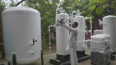 Delhi has a buffer oxygen stock of 442MT. It has also installed 97 PSA plants with a capacity of 116.06MT and has commissioned another 97, which are likely to come up in the coming months. According to the latest data by the Delhi government, the Capital’s present oxygen consumption is around 220-250MT per day. (Representational image/HT Archive) Delhi has a buffer oxygen stock of 442MT. It has also installed 97 PSA plants with a capacity of 116.06MT and has commissioned another 97, which are likely to come up in the coming months. According to the latest data by the Delhi government, the Capital’s present oxygen consumption is around 220-250MT per day. (Representational image/HT Archive)