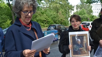 Katharina Feil speaks in Berlin at a Stolperstein ceremony commemorating her great-great-aunts Sophie and Betty (Clare Roth/DW) Katharina Feil speaks in Berlin at a Stolperstein ceremony commemorating her great-great-aunts Sophie and Betty (Clare Roth/DW)
