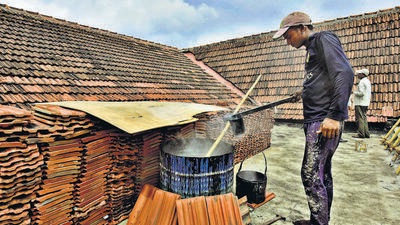 Two successive lockdowns, two cyclones and gale-force winds in August 2020 left the city — and its heritage structures — worse for the wear (Anshuman Poyrekar/HT PHOTO)