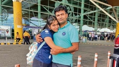 Manu Bhaker with her father Ramkishan Bhaker (File Photo)