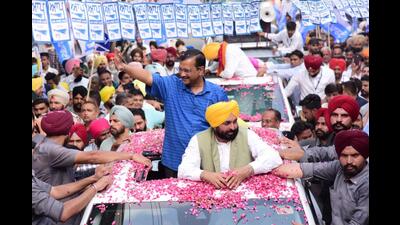 Sangrur bypoll: Kejriwal lauds Punjab govt’s actions against corruption; holds road show with Mann (HT Photo) Sangrur bypoll: Kejriwal lauds Punjab govt’s actions against corruption; holds road show with Mann (HT Photo)