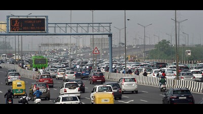 A view of the massive traffic jam near Akshardham Temple, on Delhi-Meerut Expressway in New Delhi on Monday. (Hindustan Times) A view of the massive traffic jam near Akshardham Temple, on Delhi-Meerut Expressway in New Delhi on Monday. (Hindustan Times)