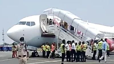 Delhi-bound SpiceJet flight SG 723, carrying 185 passengers, made an emergency landing at Patna airport after a bird struck one of its engines on Sunday (ANI) Delhi-bound SpiceJet flight SG 723, carrying 185 passengers, made an emergency landing at Patna airport after a bird struck one of its engines on Sunday (ANI)