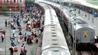 Kolkata, Jun 19 (ANI): Passengers wait for trains as several trains were canceled in view of the ongoing Agnipath agitations, at Howrah Railway Station, in Kolkata on Sunday. Kolkata, Jun 19 (ANI): Passengers wait for trains as several trains were canceled in view of the ongoing Agnipath agitations, at Howrah Railway Station, in Kolkata on Sunday. 