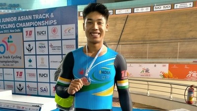 Ronaldo Singh celebrates his bronze medal in time trial at the IG Stadium on Monday ( HT Photo)