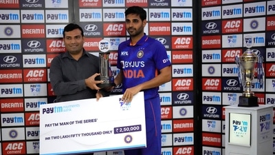 India's Bhuvneshwar Kumar, right, receives Man of the Series trophy after the last Twenty20 cricket match (AP)