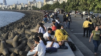 Tourists crowd the Marine Drive amid a nationwide surge in coronavirus cases in Mumbai. (PTI)