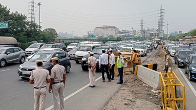 Bharat Bandh-Agnipath stir: Police personnel check vehicles ahead of the Congress' protest, in Gurugram, Monday, June 20, 2022. (PTI Photo) (PTI) Bharat Bandh-Agnipath stir: Police personnel check vehicles ahead of the Congress' protest, in Gurugram, Monday, June 20, 2022. (PTI Photo) (PTI)
