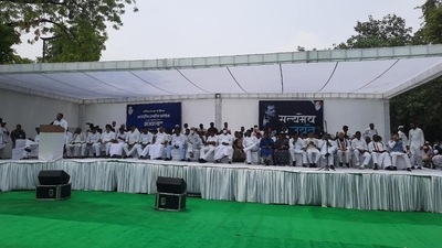 Congress leaders extended theri solidarity with the Army aspirants as they staged a sit in at Jantar Mantar. Mallikarjun Kharge, Salman Khurshid, K Suresh, V Narayanasamy were among the leaders who participated in the sit-in. (HT Photo)