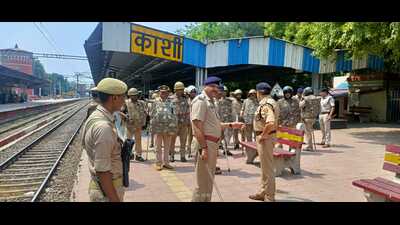 Cops in large numbers were posted in Varanasi, Ballia, Mirzapur, Jaunpur and other places. (ht photo)