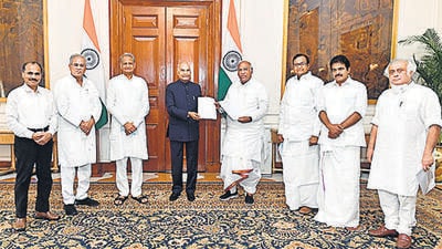 President Ram Nath Kovind with a Congress delegation in New Delhi on Monday. (PTI)