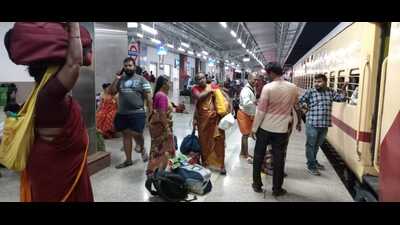 Passengers from South India boarding the train in Kashi. (Rajesh Kumar/ HT Photo) Passengers from South India boarding the train in Kashi. (Rajesh Kumar/ HT Photo)