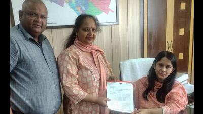 Councillor Manju Aggarwal handing over memorandum to MC commissioner Shena Aggarwal regarding the project to cover Shivaji Nagar nullah in Ludhiana on Monday. (Harvinder Singh/HT) Councillor Manju Aggarwal handing over memorandum to MC commissioner Shena Aggarwal regarding the project to cover Shivaji Nagar nullah in Ludhiana on Monday. (Harvinder Singh/HT)